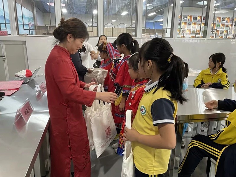 邵陽市五裡(lǐ)牌小學(xué)“民族團結話中秋”活動在玖味中醫藥膳研學(xué)實踐教育基地順利舉行